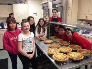 Temple Beth El Teens Working in the Kitchen